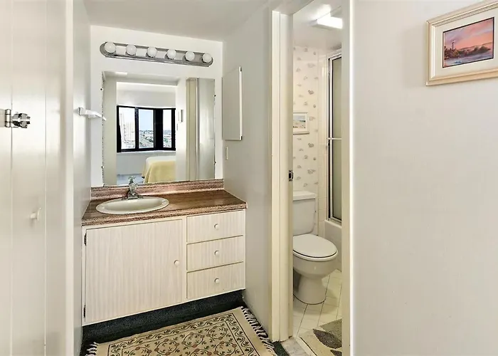 2 Bedroom 9400 Building With Outdoor Pool!