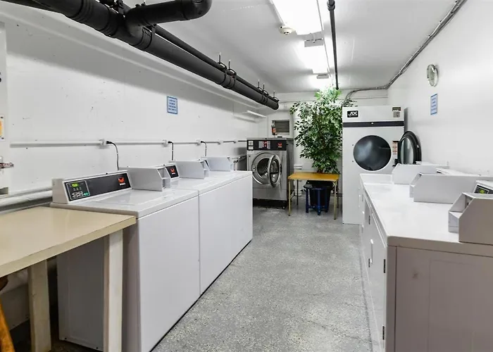 2 Bedroom 9400 Building With Outdoor Pool! Ferienhaus